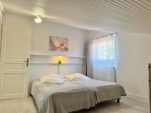 Postel nebo postele na pokoji v ubytování Gîte les Lauriers des orgues d'Ille - la Sybille