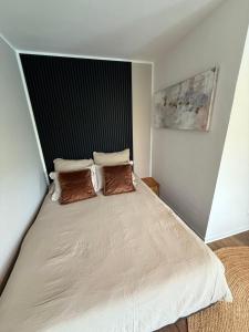 a bedroom with a large bed with two pillows at Bluemango Signature Apartment No 6 - direkt neben der Messe Essen in Essen
