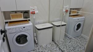 lavadero con lavadora, lavadora y secadora en Byala Cliff Sea View Suite, en Byala 81 fotos más