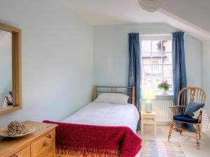 アニックにあるDorothy Forster Courtのベッドと机と窓のある寝室 +4枚の写真