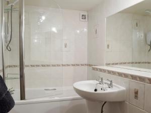 Ένα μπάνιο στο 1 Brantfield House Bowness +2 φωτογραφίες