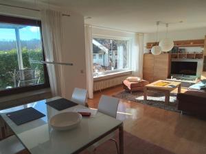 un soggiorno con un tavolo e un divano di Ferienwohnung Josi a Heidenheim an der Brenz