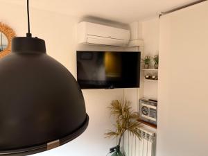 TV a/nebo společenská místnost v ubytování Lo Attic
