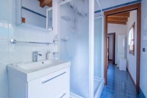 ヴェローナにあるGuestHost - Accogliente Villetta con patio esternoの洗面台とシャワー付きの白いバスルーム +18枚の写真