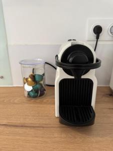 a black and white blender sitting on a table at L'escapade Landaise à 10 minutes des plages in Soustons