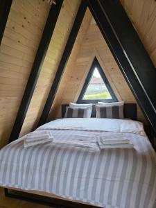 Ένα ή περισσότερα κρεβάτια σε δωμάτιο στο Rovni lake house