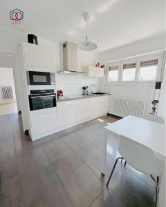 Kuchyň nebo kuchyňský kout v ubytování Élégance - Strasbourg