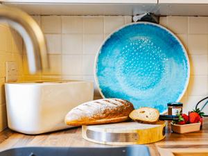 un plato y una barra de pan en la encimera de la cocina en Beach House, en Whitley Bay