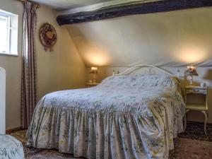 ein Schlafzimmer mit einem großen Bett in einem Zimmer in der Unterkunft Tudor Cottage in Bidford + 10 Fotos