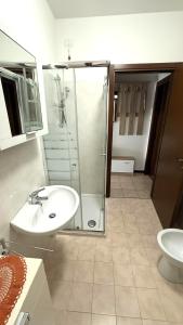 Ένα μπάνιο στο La Quiete 24 Lake view apartment by Gardadomusmea