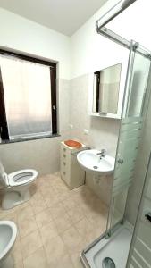 Ένα μπάνιο στο La Quiete 24 Lake view apartment by Gardadomusmea