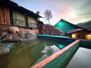Bazén v ubytování Ravana Falls Resort nebo v jeho okolí