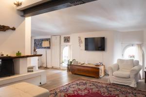 A television and/or entertainment centre at La Finestra