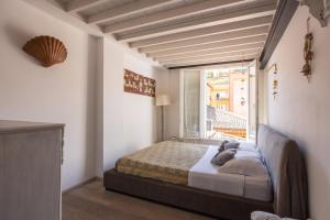 A bed or beds in a room at La Finestra