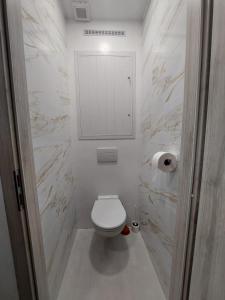 bagno bianco con servizi igienici e specchio di Apartment - 3-room apartment 7 guests a Prešov