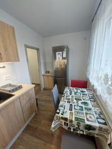 una cucina con tavolo e panno di Apartment - 3-room apartment 7 guests a Prešov Altre 8 foto