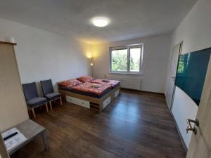 una camera con un letto e due sedie di Apartment - 3-room apartment 7 guests a Prešov