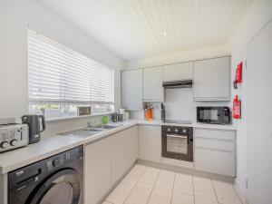 Kuchyň nebo kuchyňský kout v ubytování Seamill Cottage