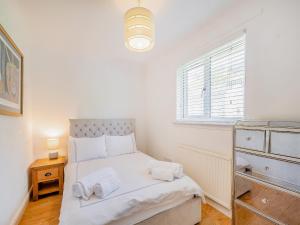 Postel nebo postele na pokoji v ubytování Seamill Cottage + 8 fotografií