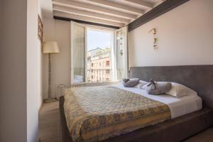 A bed or beds in a room at La Finestra