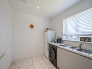Kuchyň nebo kuchyňský kout v ubytování Seamill Cottage