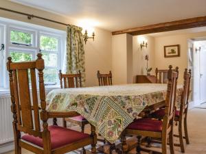 ein Esszimmer mit Tisch und Stühlen in der Unterkunft Wayside Cottage in Adstock