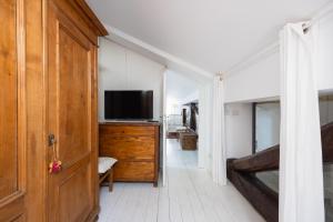 A television and/or entertainment centre at La Finestra