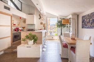 A kitchen or kitchenette at La Finestra