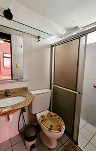 ein Badezimmer mit Toilette, Waschbecken und Dusche in der Unterkunft PRAIA POÇO, 150m do mar, piscina, 5 pes, 3 quartos in Ilha da Restinga