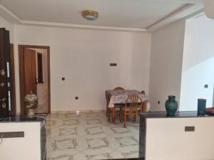 Habitación con mesa y comedor. en Bouztour, en Bouznika