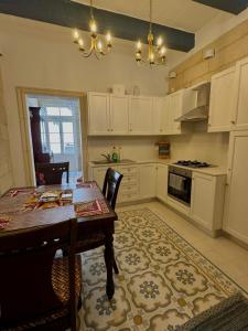 Η κουζίνα ή μικρή κουζίνα στο Charming town house in Cospicua, Valperga Rooms