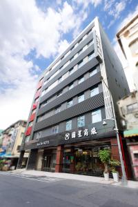 Kousin Hotel في كاوشيونغ: مبنى مكتب كبير مكتوب عليه اسيوي