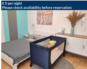 - une chambre avec un lit doté d'un ours en peluche dans l'établissement Spacious Studio Close to City Center l Double Bed l Secure Bicycle Parking, à Novi Sad