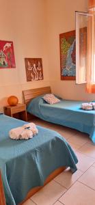 pokój z 2 łóżkami w pokoju w obiekcie Apartment Inn w mieście Aci Castello