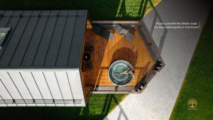 托普利察Terra Resort的享有带凉亭的大楼的顶部景致