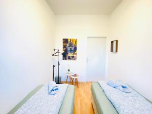 Tempat tidur dalam kamar di Comfortable 5BR shared Apt Well Connected Location
