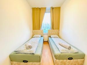 Tempat tidur dalam kamar di Comfortable 5BR shared Apt Well Connected Location
