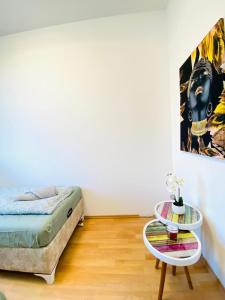 Area tempat duduk di Comfortable 5BR shared Apt Well Connected Location