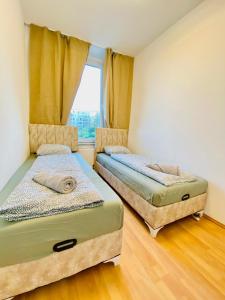 Postel nebo postele na pokoji v ubytování Comfortable 5BR shared Apt Well Connected Location