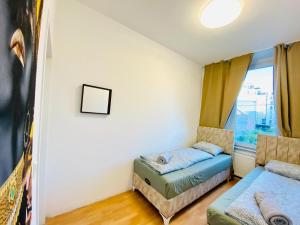Tempat tidur dalam kamar di Comfortable 5BR shared Apt Well Connected Location