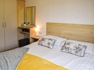 a bedroom with a bed with two pillows on it at Brimham Retreat - Uk37641 in Knaresborough