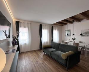 a living room with a couch and a table at Appartamento Palazzo in Mestre +27 photos