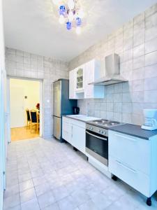 Dapur atau dapur kecil di Comfortable 5BR shared Apt Well Connected Location