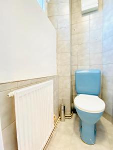 Kamar mandi di Comfortable 5BR shared Apt Well Connected Location