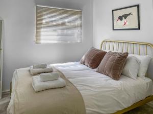 En eller flere senge i et værelse på Skylark Chalet