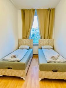 Tempat tidur dalam kamar di Comfortable 5BR shared Apt Well Connected Location