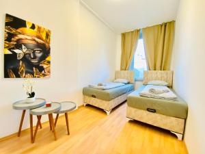 Area tempat duduk di Comfortable 5BR shared Apt Well Connected Location