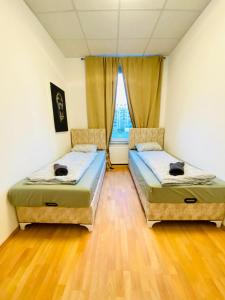 Tempat tidur dalam kamar di Comfortable 5BR shared Apt Well Connected Location