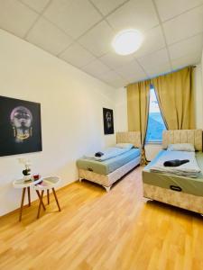 Tempat tidur dalam kamar di Comfortable 5BR shared Apt Well Connected Location
