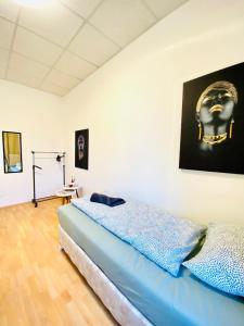 Tempat tidur dalam kamar di Comfortable 5BR shared Apt Well Connected Location